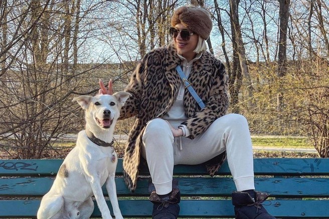 ženska s psom na klopci