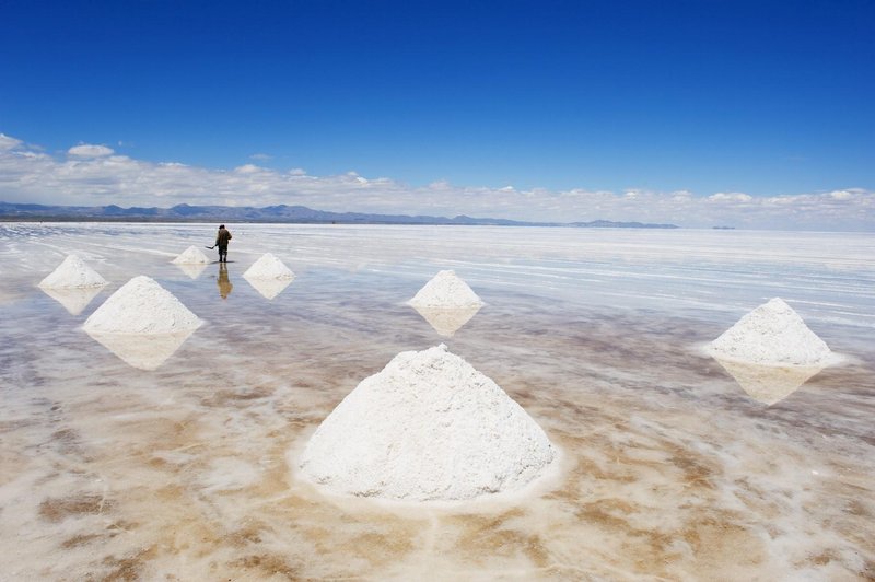 Sol se pridobiva na različne načine. Kameno v rudnikih, morsko iz plitvin, v katere zajamejo morsko vodo.