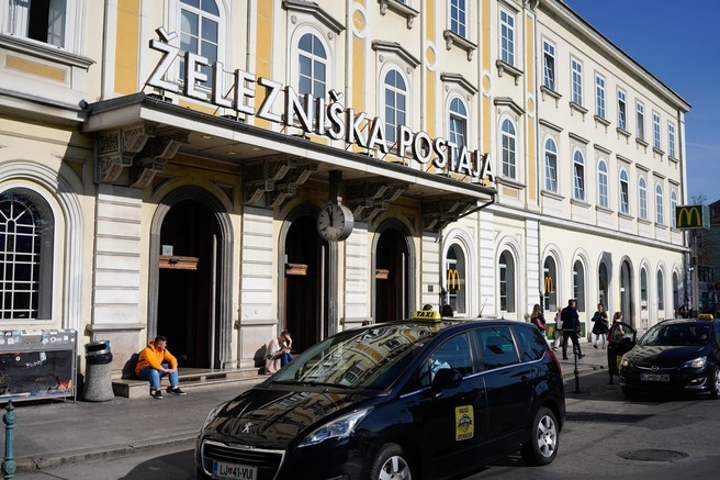 Taksi čaka na železniški postaji v Ljubljani.