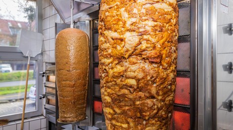 Kaj prodajalci kebaba po koncu dneva naredijo z mesom?