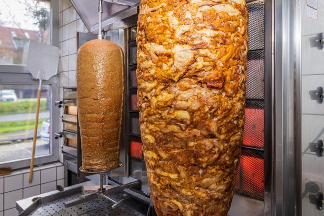 Piščančji in goveji kebab na palici