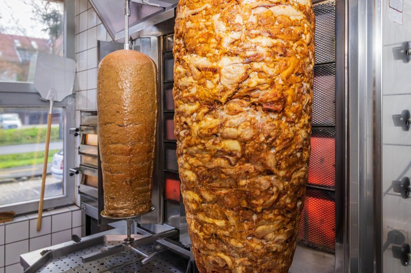 Kaj prodajalci kebaba po koncu dneva naredijo z mesom? (foto: Profimedia)
