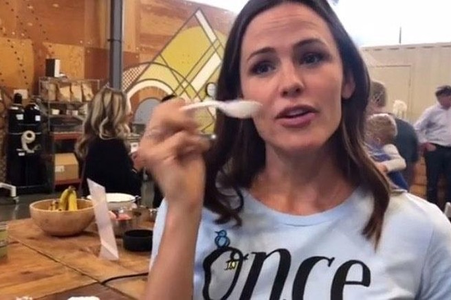 Jennifer Garner z žličko v roki