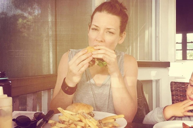 Ženska jé hamburger in krompirček