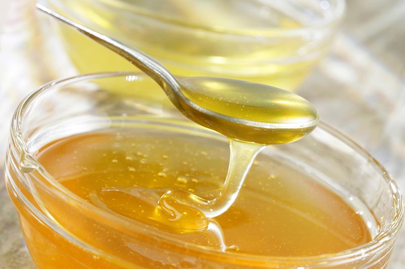 Iz medu in čebule lahko pripravite učinkovit sirup proti bolečemu grlu in suhemu kašlju. (foto: Profimedia)