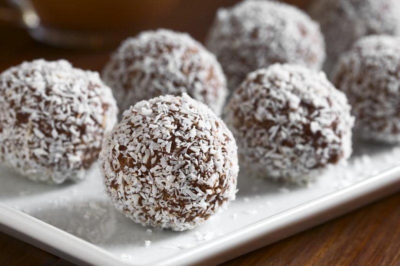 Kokosove kroglice brez peke so lahko odlična praznična sladica. (foto: Profimedia)