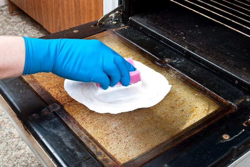 Za čiščenje pečice ne potrebujete vedno močnih kemikalij. Čistilo preprosto pripravite iz sode bikarbone in malo vode.