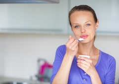 Grški jogurt ali kefir: kaj je boljše za zdravje črevesja? Preverite, kaj pravijo nutricionisti
