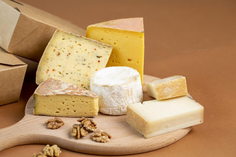 Mnogi ljubitelji sira si ne predstavljajo dneva, ki bi minil brez tega priljubljenega živila. (foto: Profimedia)