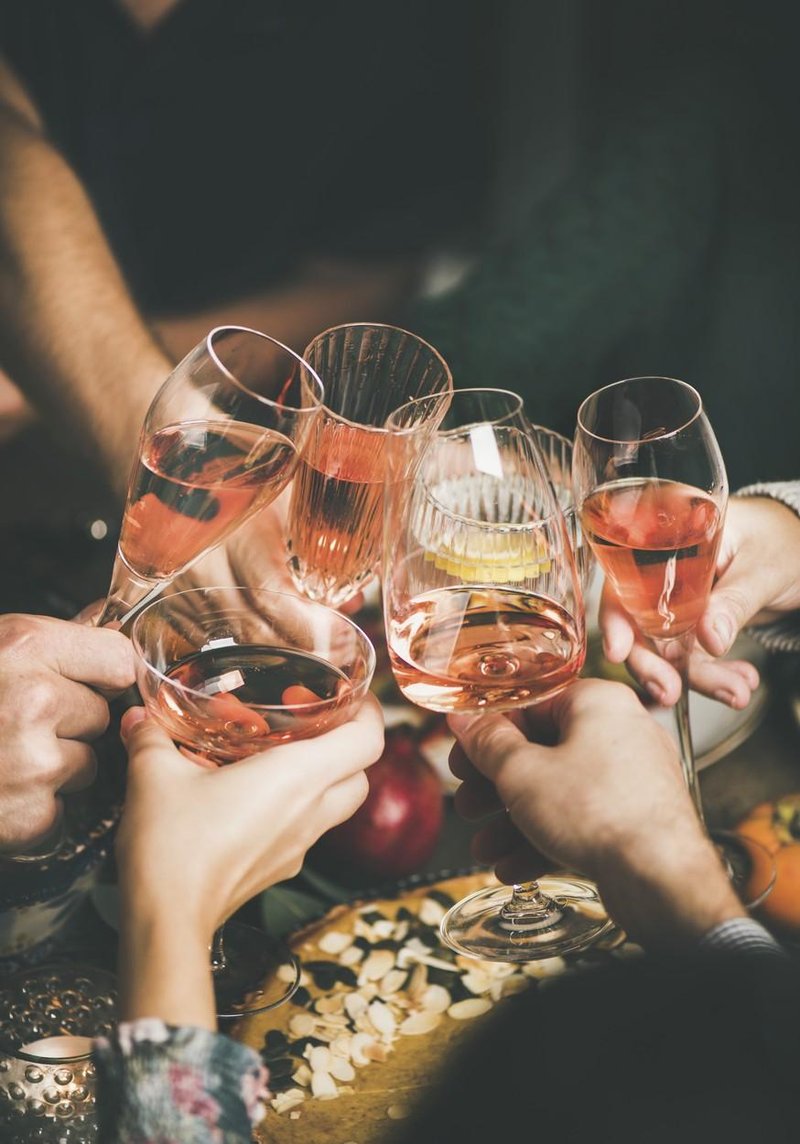 Koliko alkohola spijete med prazniki in kako velike obroke si privoščite?
