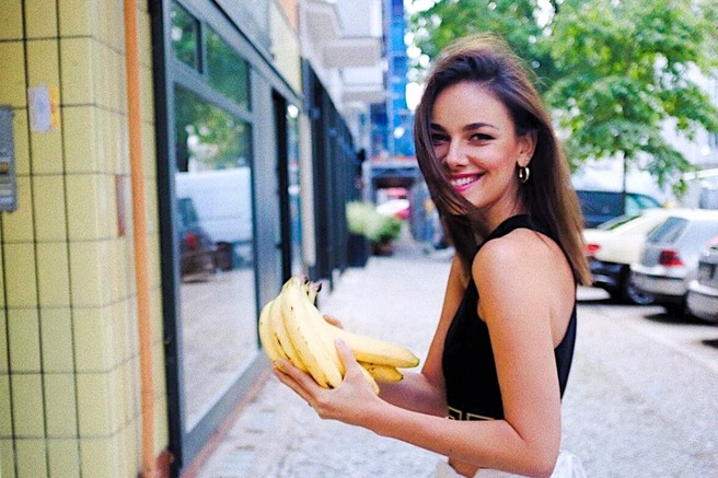 ženska z banano