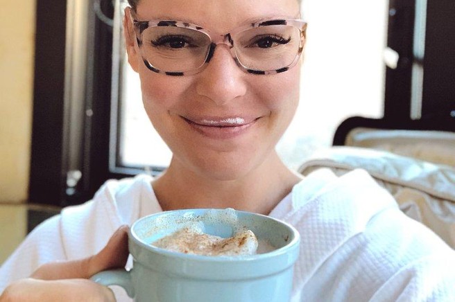 Katherine Heigl pije kavo