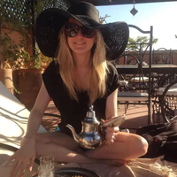 "Ta božič bom v Dubaju v hotelu s petimi zvezdicami, družino pa bom pustila doma" (izpoved matere)