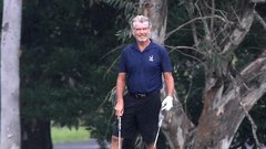 Perce Brosnan igra golf