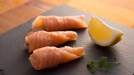 Odpoklic živila: losos vsebuje nevarno bakterijo