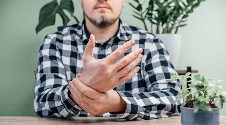 Revmatoidni artritis: 7 znakov, ki opozarjajo na resno tveganje (foto: Profimedia)