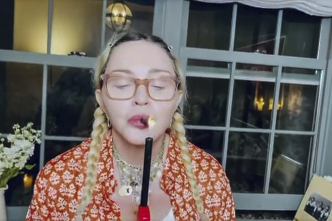 madona si prižiga cigaret