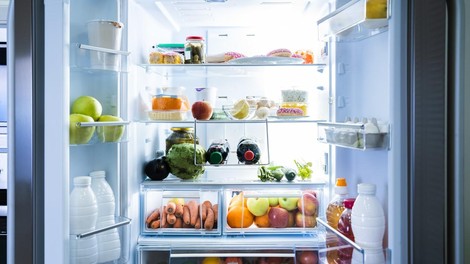 Kaj narediti, če v hladilniku najdete plesen? Sledite tem korakom!