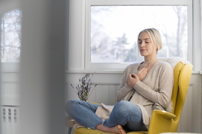 Ženska doma z meditacijo skrbi za svoje duševno zdravje