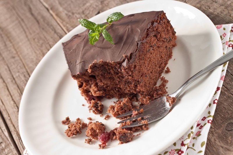Za enostavno čokoladno torto potrebujete le temno čokolado, kokosovo mleko in ovsene kosmiče. (foto: Profimedia)