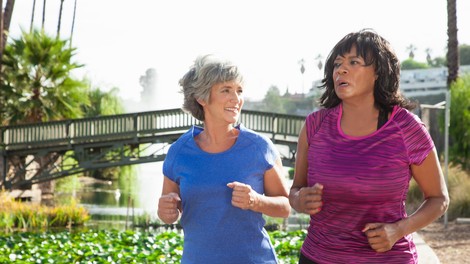 7 nasvetov za varno in učinkovito vadbo med menopavzo ter zakaj se morate ob njej tudi zabavati