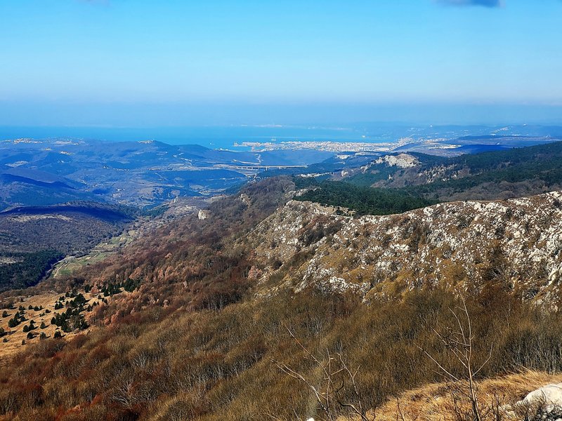 Lipnik je na jugozahodnem robu Podgorskega krasa nad vasjo Rakitovec, od koder se vam odpre čudovit razgled na celotno Istro, Tržaški zaliv in Jadransko morje.