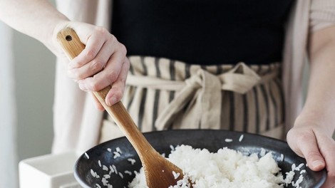 Strokovnjaki opozarjajo: način, na katerega nas večina kuha riž, je zdravju nevaren