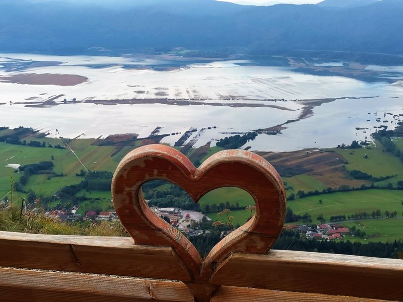 Pogled na Cerkniško jezero je čudovit, posebno s ”klopce ljubezni”, kjer morate obvezno narediti najlepšo fotografijo.