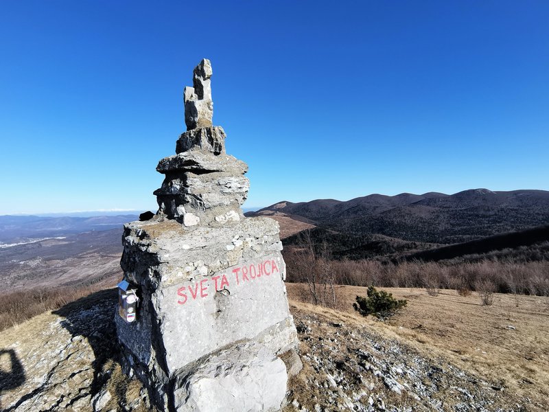 Dostop na vrh Svete Trojice je mogoč z različnih strani, najbolj znana izhodiščna točka pa je v vasi Trnje pri Pivki (1h 45 minut hoda).