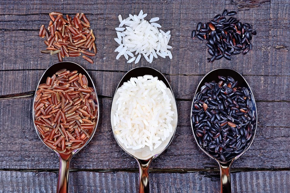 tri žlice različnega riža