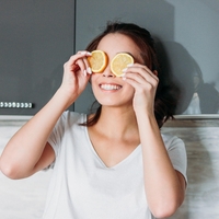 Ali vitamin C povzroča ledvične kamne? Urolog opozarja na mejo, ki jo mnogi presežejo