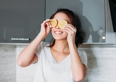 Ali vitamin C povzroča ledvične kamne? Urolog opozarja na mejo, ki jo mnogi presežejo