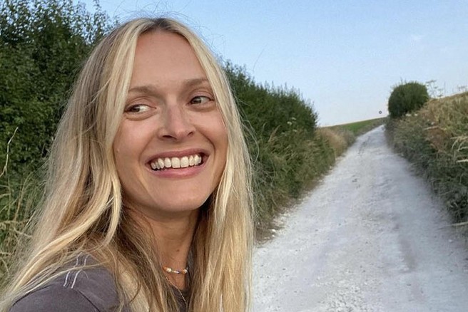 Ženska dobre volje z nasmehom dela selfie
