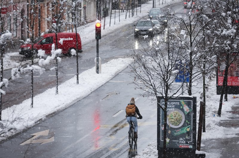 Že malo snega in živčnost za volanom lahko naredita kaos na cestah, zato bodite previdni. (foto: Profimedia)