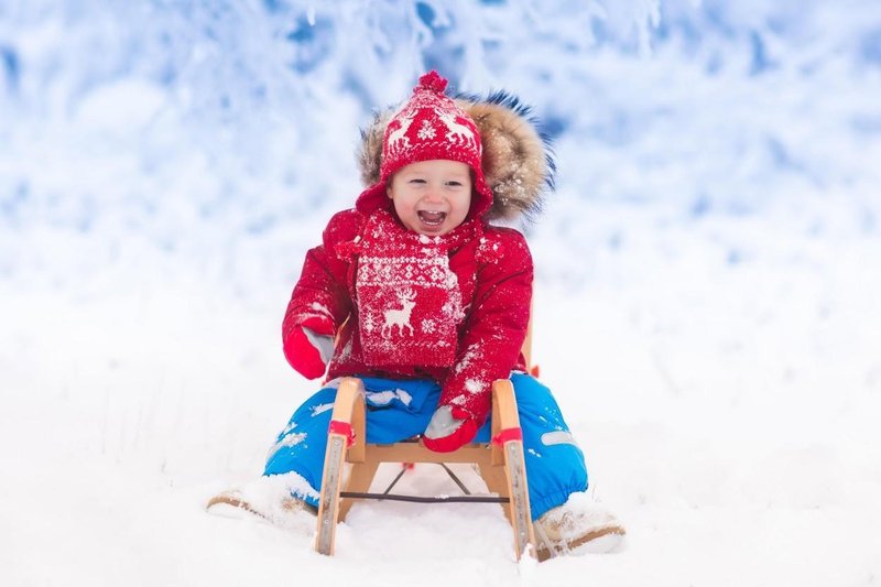 Otroci uživajo na snegu, a staši so tisti, ki morajo poskrbeti za varnost.