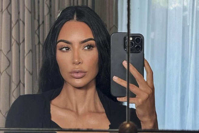 Kim Kardashian moda ogledalo telefon iphone