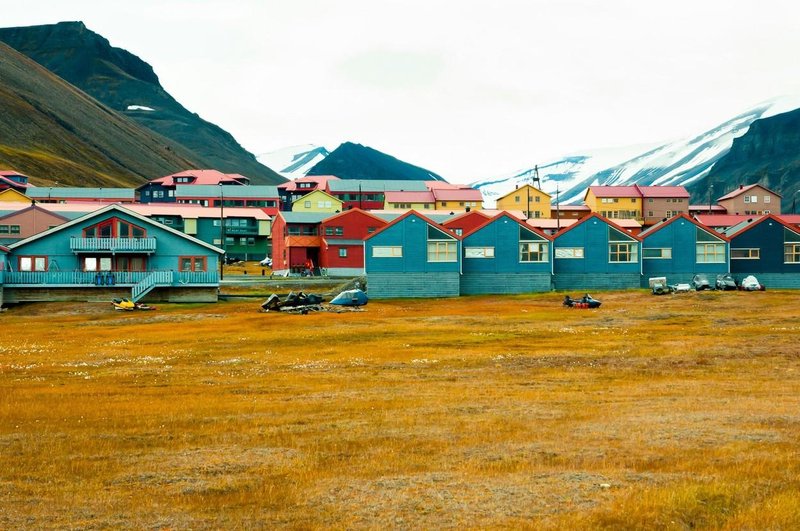 Kot poroča spletna stran Visit Svalbard, prebivalci Longyearbyena menijo, da živijo povsem običajen vsakdan. Jasno pa jim je, da se lahko tistim, ki jih opazujejo od zunaj, zdi nenavadno.