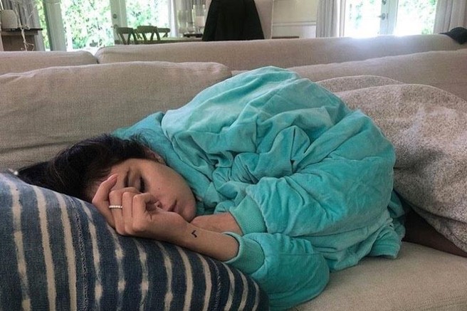 Selena Gomez si je privoščila popoldanski dremež na kavču v družbi kužka