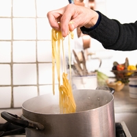 Kako preprečiti, da bi se testenine zlepile skupaj? Gordon Ramsay razkriva trik za popolno pripravo