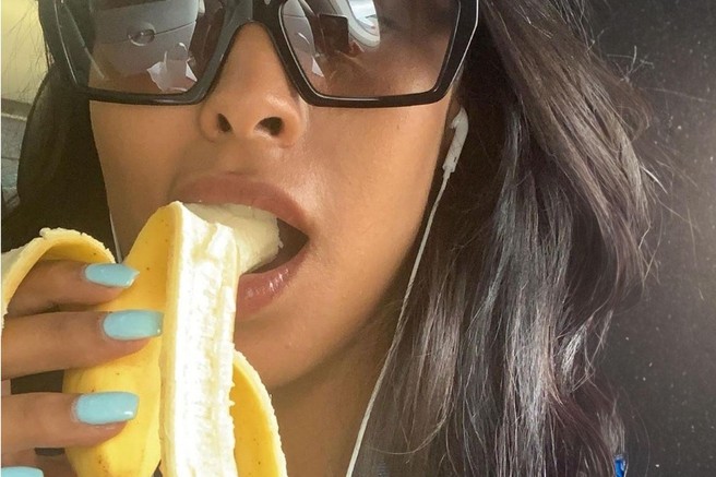 Zenska s soncnimi ocali je banano - Maya Jama