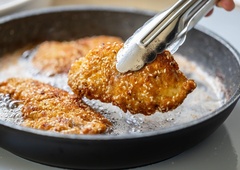 Trik pri cvrtju, ki ga morate poznati: olje ne bo "špricalo" in štedilnik bo ostal čist