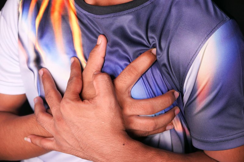 Eden izmed pokazateljev težav s srcem so lahko tudi spremenjeni prsti. (foto: Profimedia)