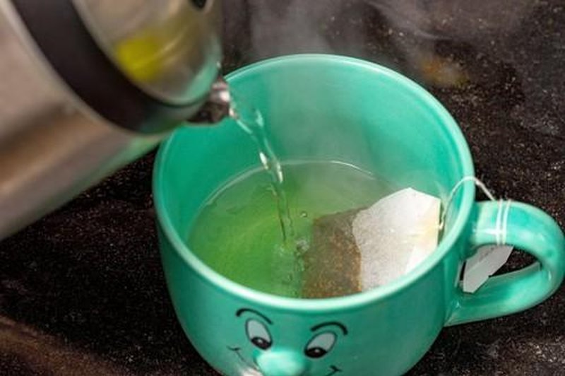 Uporabljena čajna vrečka v hladilniku odlično absorbira neprijetne vonjave. (foto: Profimedia)