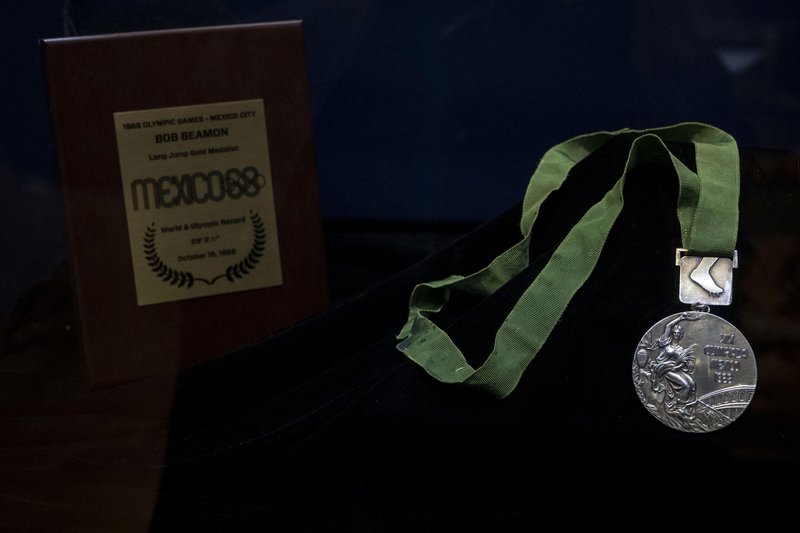»Star sem 77 let. In prišel je čas, da dam medaljo nekomu, ki ceni športni podvig, izveden 18. oktobra 1968 na univerzitetnem olimpijskem stadionu v Mexico Cityju.«