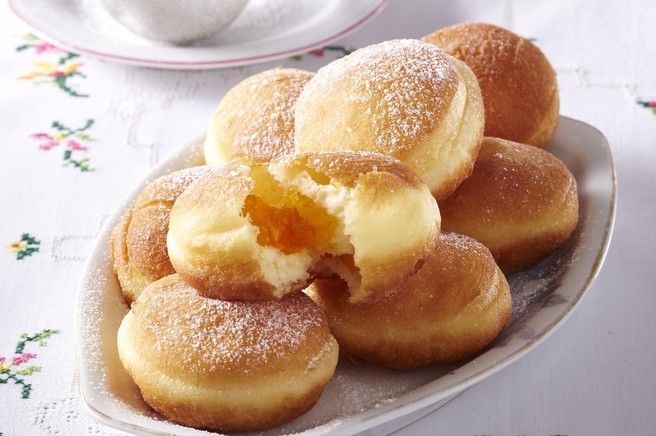 Puhasti krofi polnjeni z marmelado in posuti s sladkorjem