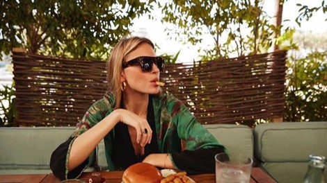 burger in ženska