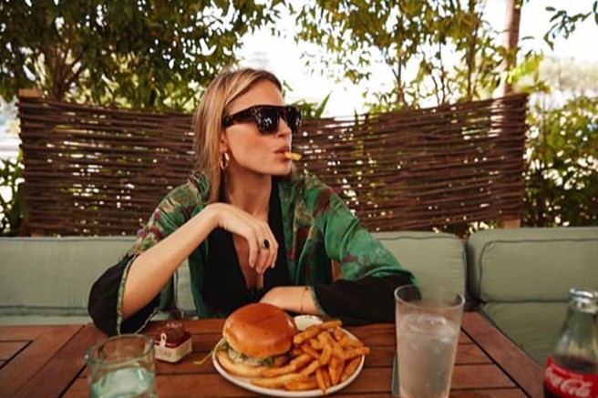 burger in ženska