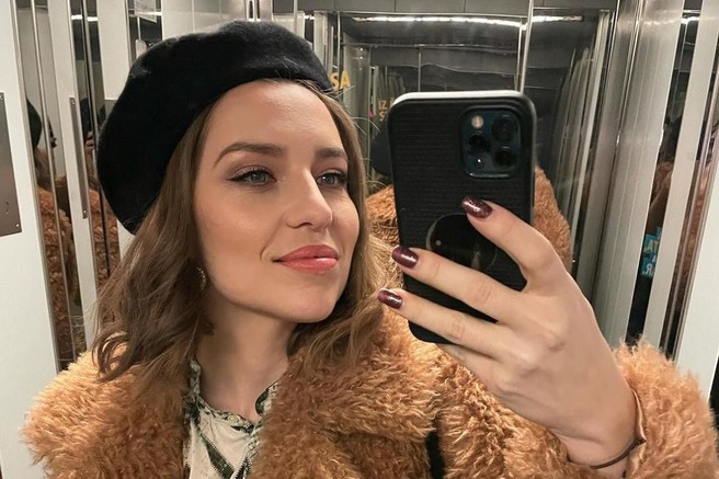 Maja Keuc s telefonom dela selfie v ogledalu