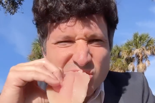 Moški jé surovega piščanca