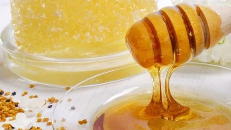 Če jih opazite, ga nikar ne jejte: 3 znaki pokvarjenega medu